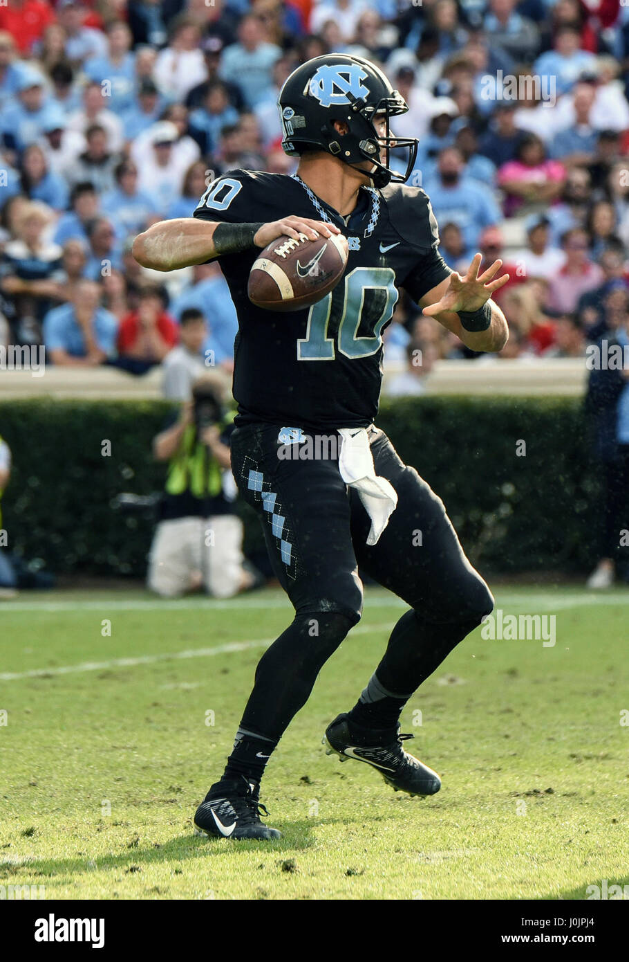 North Carolina Tar Heels quarterback Mitch Trubisky (10) Pässe in der zweiten Hälfte des Spiels zwischen der North Carolina State Wolfpack und den North Carolina Tar Heels. Stockfoto