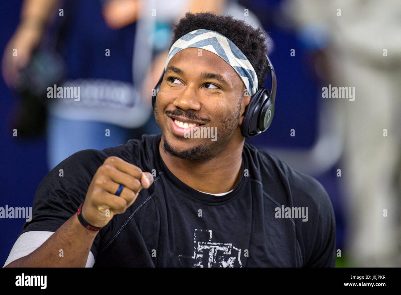 Texas A & M Aggies defensive Lineman Myles Garrett (15) Lächeln vor der Texas Bowl NCAA Football-Spiel zwischen den Texas A & M Aggies und der Kansas State Wildcats NRG-Stadion in Houston. Stockfoto