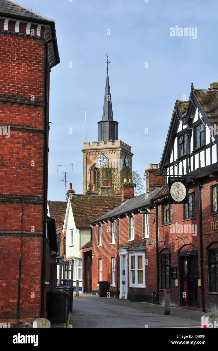 Sonne-Strasse mit Kirche von St Mary the Virgin im Hintergrund, Baldock, Hertfordshire, England, UK Stockfoto