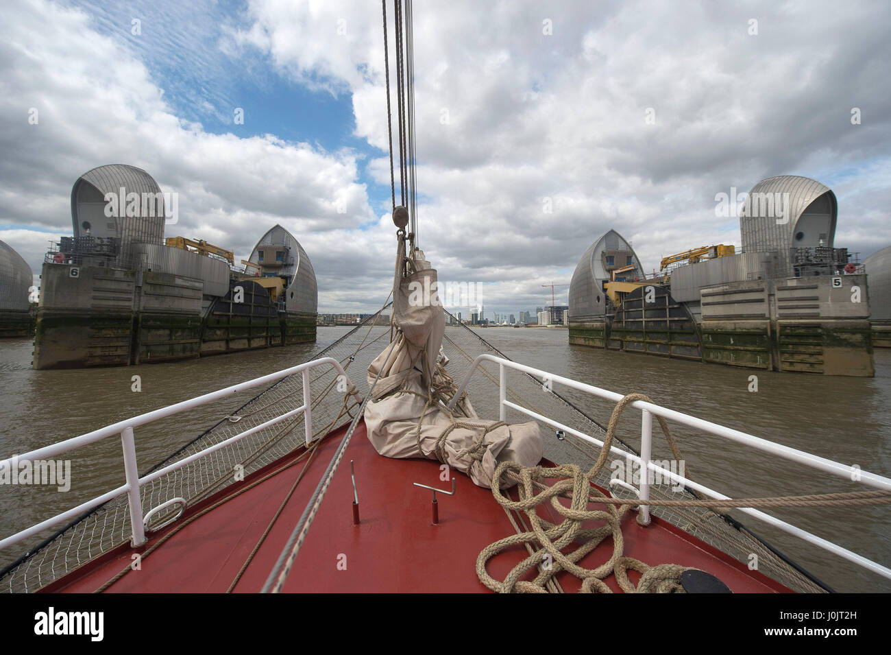 Die Hendrika Bartelds Schiff Segel durch die Thames Barrier als Teil des hohen Schiffe Festivals, bei dem rund 30 Großsegler London zu besuchen. Stockfoto