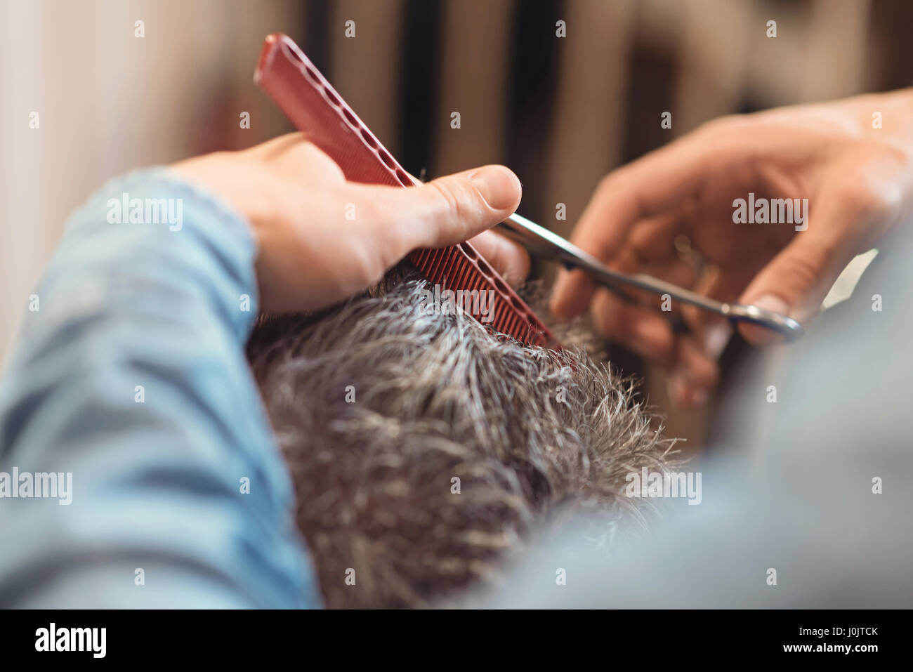Erfahrene Meister Haarschneiden des Clients im Frisörsalon Stockfoto