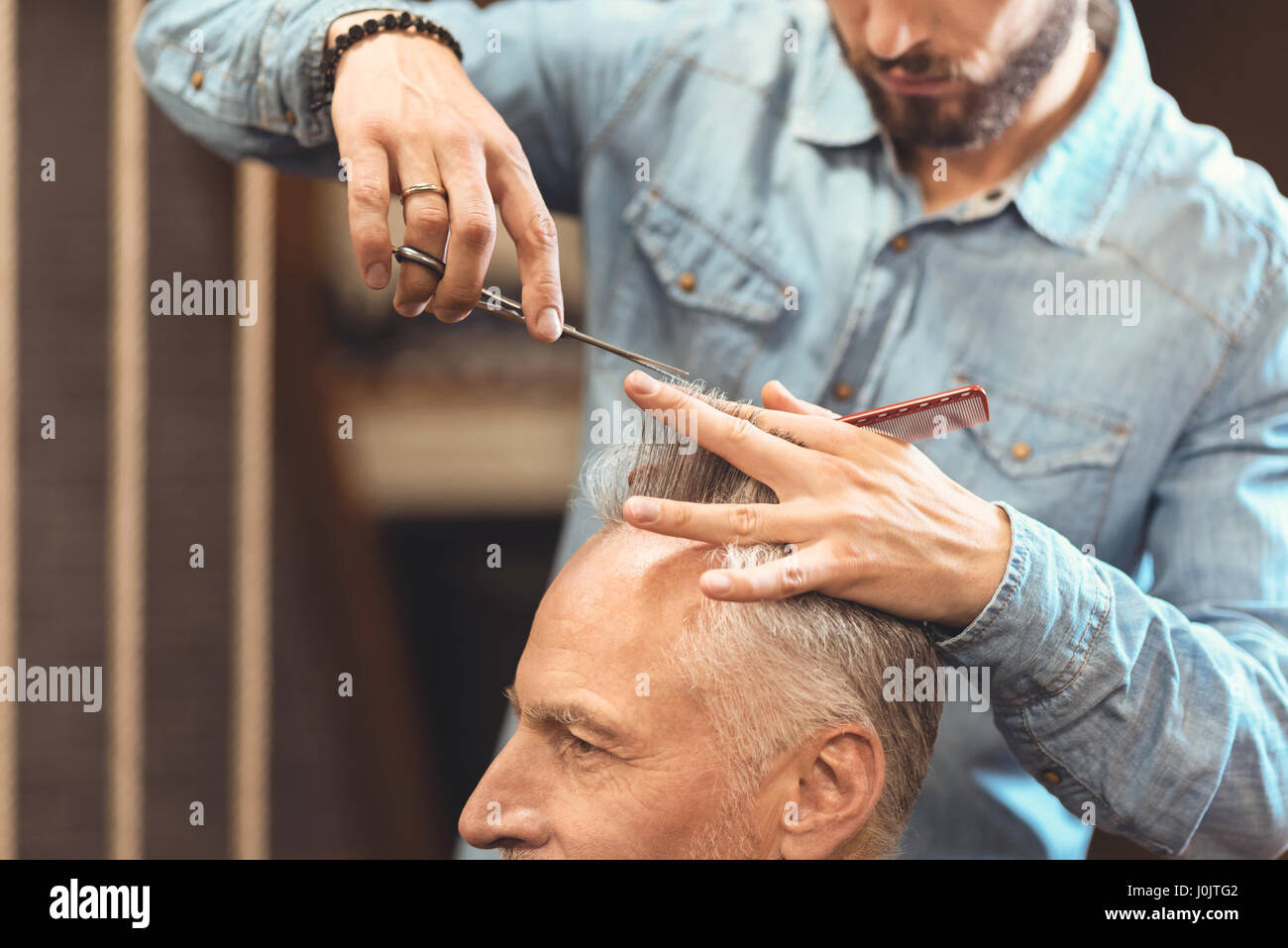 Schlaue junge Meister Gestaltung Haarschnitt im salon Stockfoto