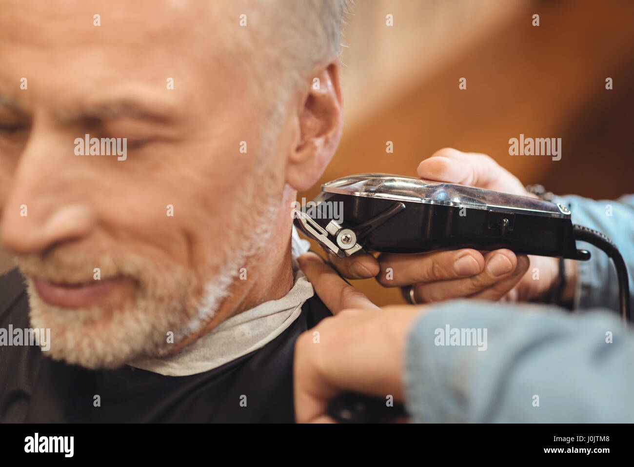 Erfahrenen Friseur Frisur machen, im Alter von Kunden im salon Stockfoto