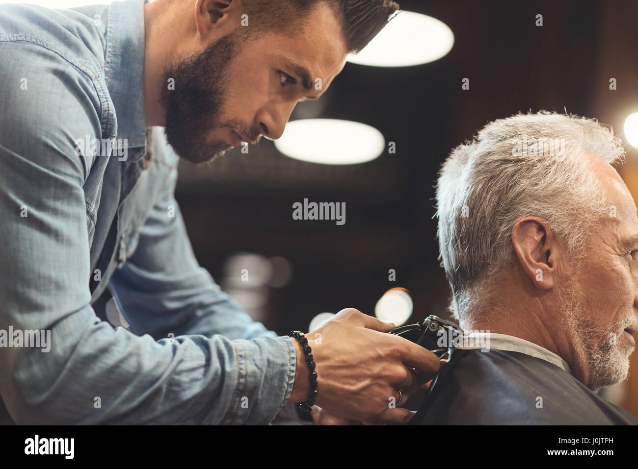 Charismatischen Barbier arbeiten am Arbeitsplatz Stockfoto
