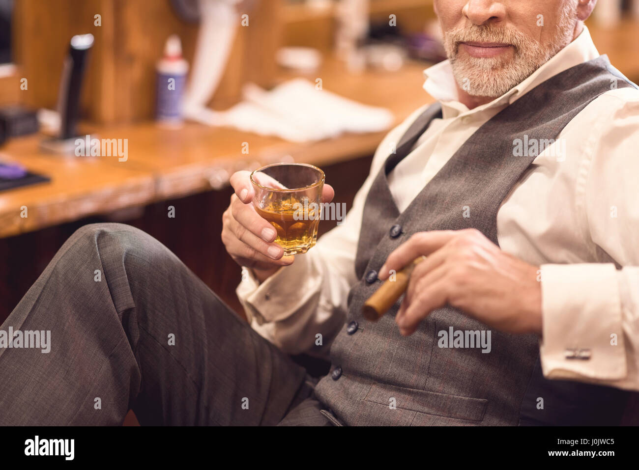 Senior zuversichtlich Besitzer genießen die freie Zeit in seinem salon Stockfoto