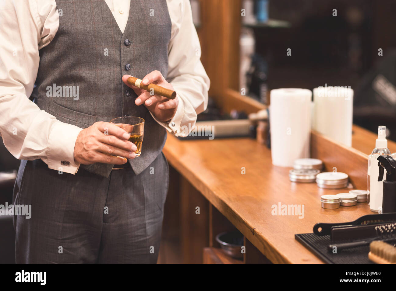 Brutale Geschäftsmann genießen Zeit im barbershop Stockfoto