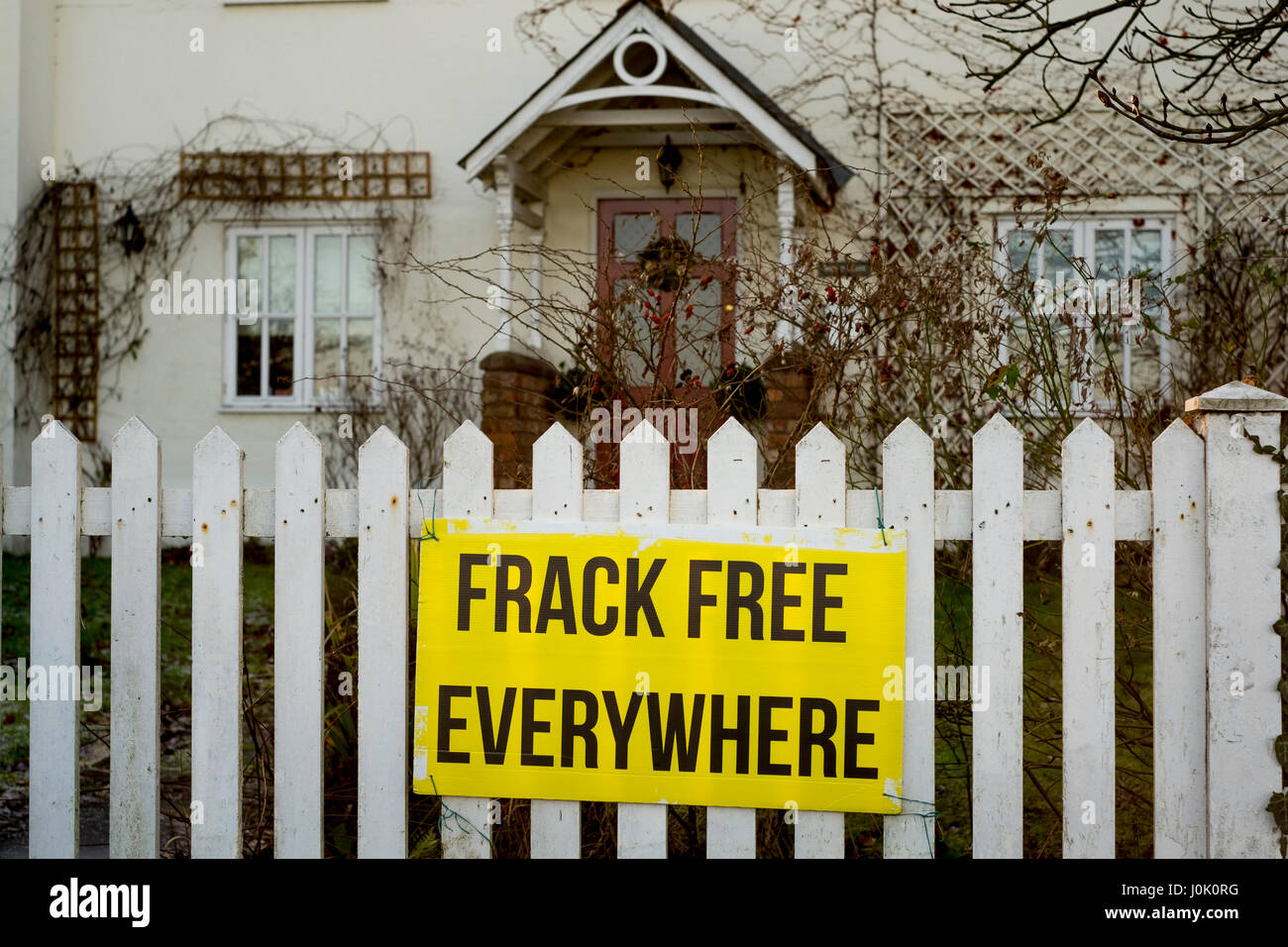 Anti fracking Poster auf einem Zaun vor einem Haus. Foto: Brian Hickey/Alamy Stockfoto