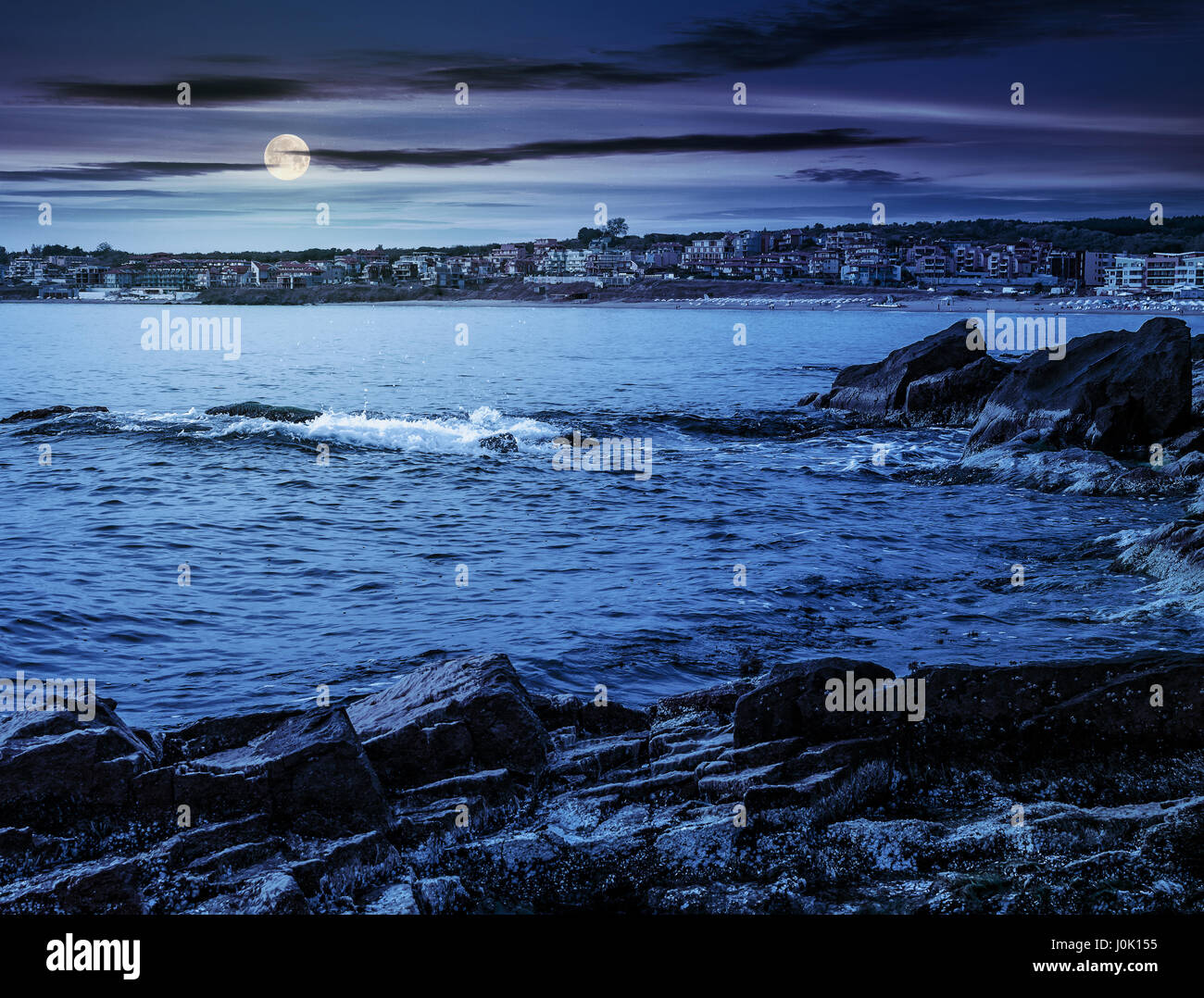 SOZOPOL, Bulgarien - 11. September 2013: felsige Ufer und Sandy Stadtstrand in sanften Saison. Schönen und warmen Wetter auf der Küste des Schwarzen Meeres am nig Stockfoto