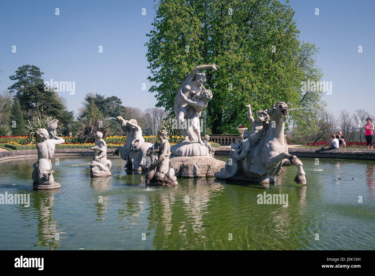 Waddesdon Manor Garten, ein toller Ort, um mit Ihrer Familie besuchen. Ein Meisterwerk, der im Besitz der berühmten Rosthild Familie war Stockfoto