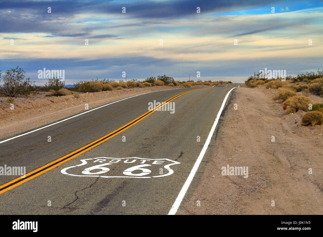 Route 66 Straßenschild auf dem Boden der Autobahn. Stockfoto