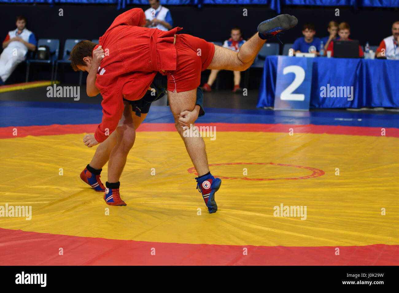 Orenburg, Russland - 29. Oktober 2016: Boys Wettbewerbe Sambo in der Meisterschaft von Russland in Sambo bei jungen und Mädchen Jahrgang 2000-2001 Zweijahreszeitraum von Bir Stockfoto