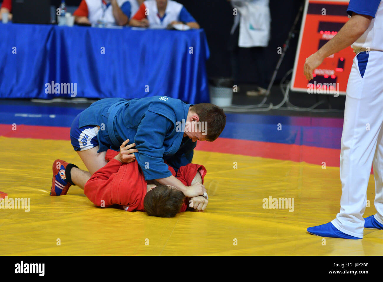 Orenburg, Russland - 29. Oktober 2016: Boys Wettbewerbe Sambo in der Meisterschaft von Russland in Sambo bei jungen und Mädchen Jahrgang 2000-2001 Zweijahreszeitraum von Bir Stockfoto