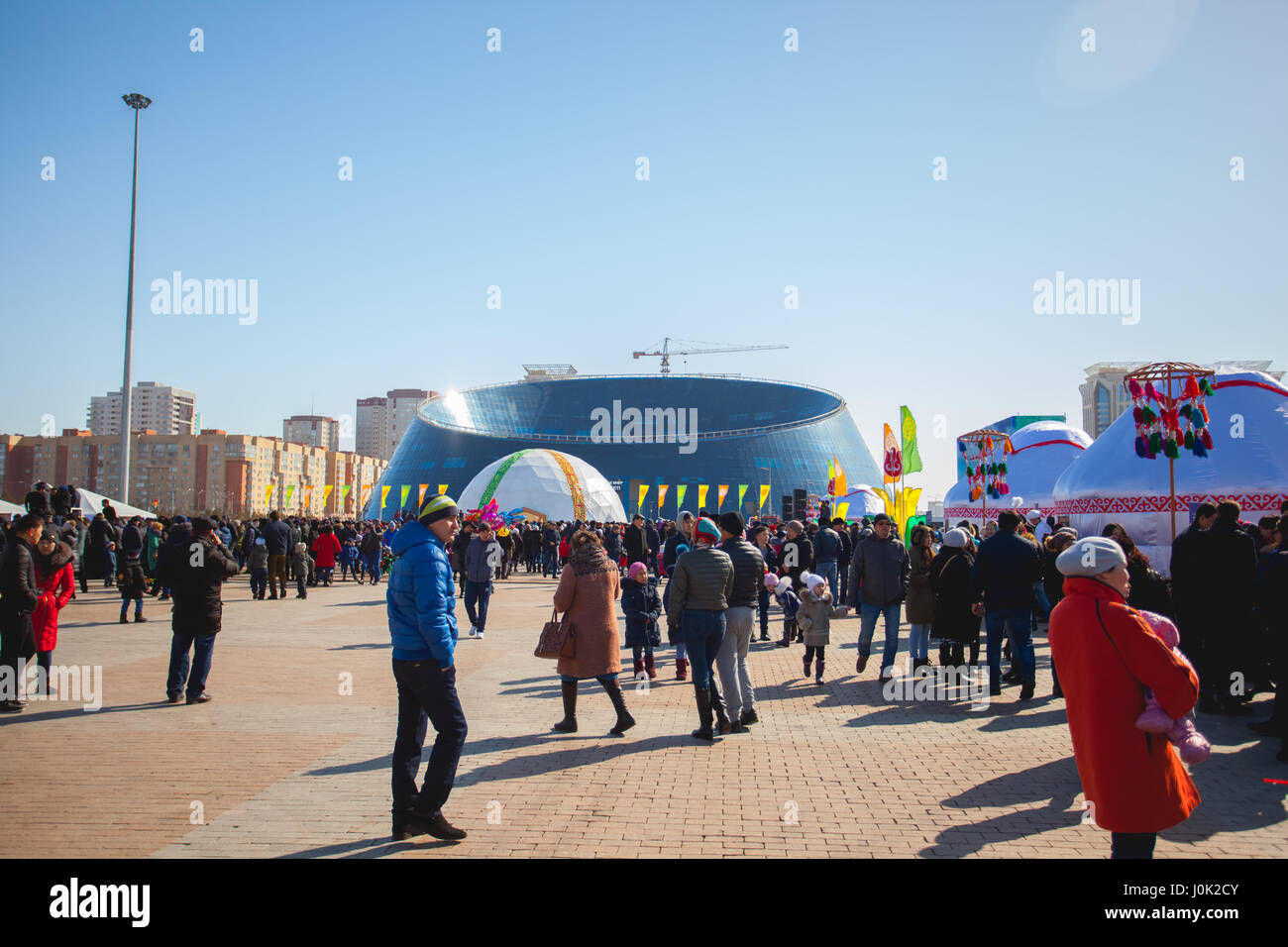 Das traditionelle Fest des Nauryz in Astana am 22. März. Menschen sind an einem sonnigen Tag Fuß. Es gibt Konzerte und verschiedene Wettbewerbe. Stockfoto