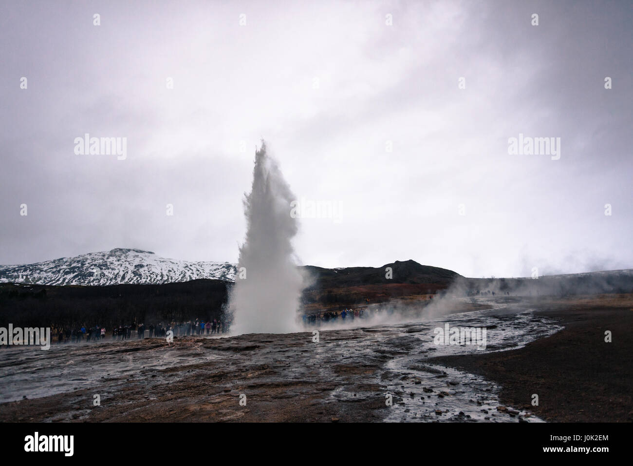 Strokkur, Island bekannten natürlichen Geysir befindet sich in dem Golden Circle, schießt aus dem Fels. Stockfoto