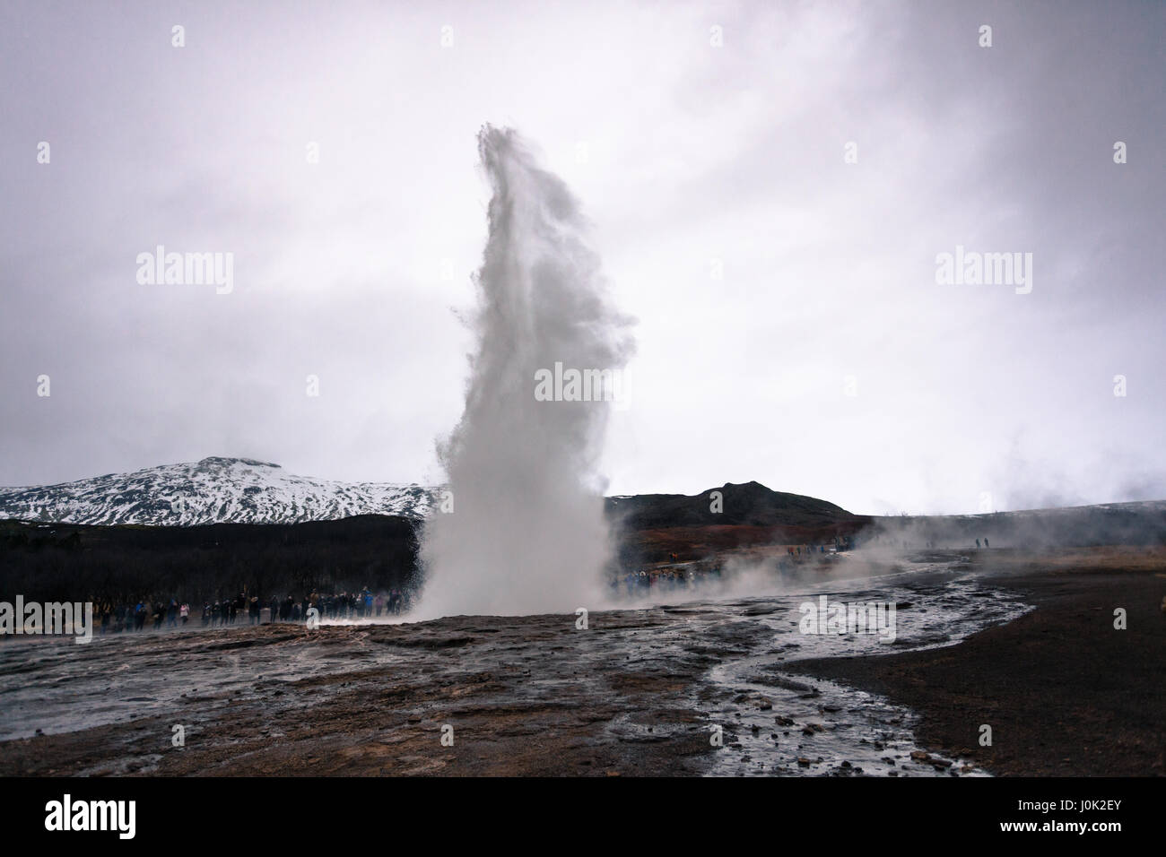 Strokkur, Island bekannten natürlichen Geysir befindet sich in dem Golden Circle, schießt aus dem Fels. Stockfoto