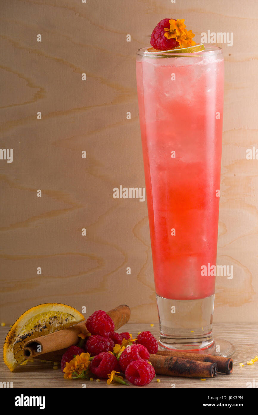 Tequila mit frischen Himbeeren, erschüttert gewürzten Zucker, Limette und orange bitter, gekrönt mit Orangenblüten Soda Stockfoto