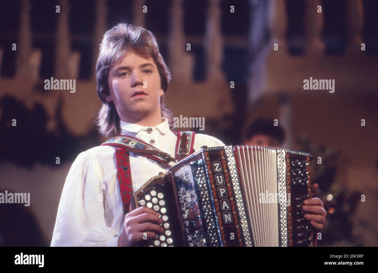 Der Kleine Florian Silbereisen Mit seit Zupan Akkordeon Im "Musikantenstadl", 1990er Jahre Deutschland. Kleinen Florian Silbereisen in einer TV-Folklore-Musik-show, Deutschland der 1990er Jahre. Stockfoto