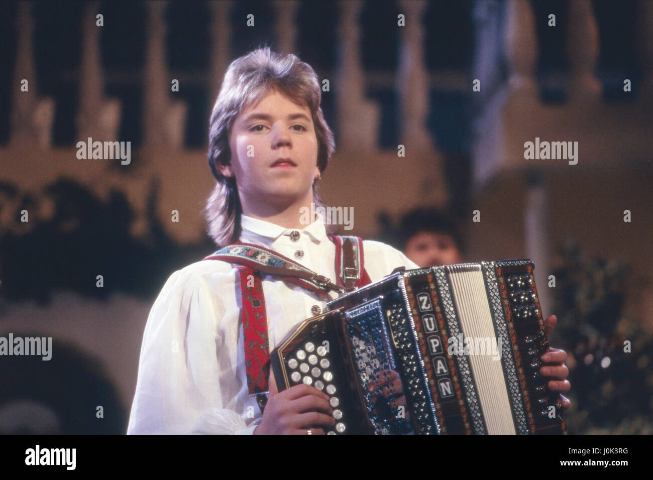 Der Kleine Florian Silbereisen Mit seit Zupan Akkordeon Im "Musikantenstadl", 1990er Jahre Deutschland. Kleinen Florian Silbereisen in einer TV-Folklore-Musik-show, Deutschland der 1990er Jahre. Stockfoto