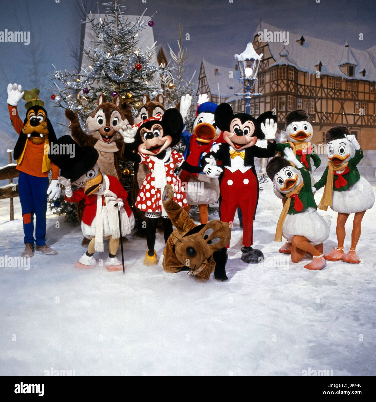Walt Disneys Fröhliche Weihnachten, Weihnachtsrevue Für Kleine Und Große Kinder, Deutschland 1984, Regie: Gerit Neuhaus, Mitwirkende: (v. l.) Goofy, Dagobert Duck, Ahörnchen, Behörnchen, Minni Maus, Pluto, Donald Duck, Micky Maus, Tick, Trick, Track Stockfoto