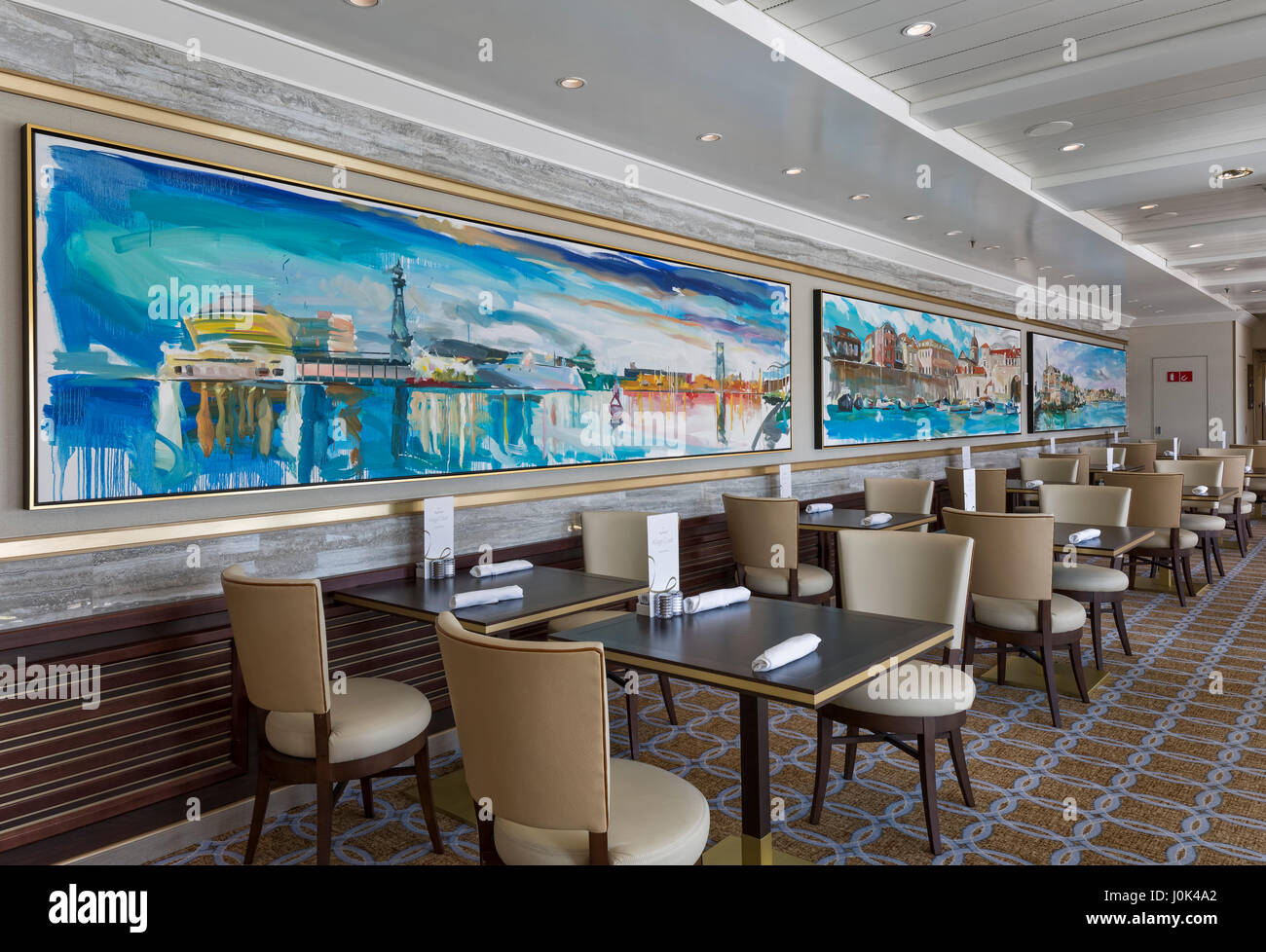 Restaurant mit Artwork - Interieur von der Queen Mary 2. Cunard Queen Mary 2 Innenräume, Southampton, Vereinigtes Königreich. Architekt: SMC Design, 2016. Stockfoto