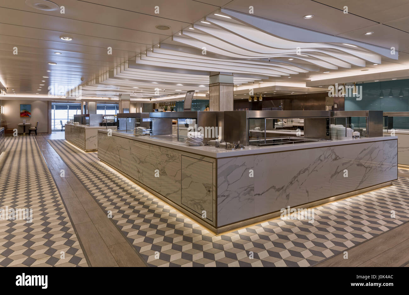 Restaurant speisenausgabe - Innenraum der Queen Mary 2. Cunard Queen Mary 2 Interieur, Southampton, Vereinigtes Königreich. Architekt: SMC Design, 2016. Stockfoto