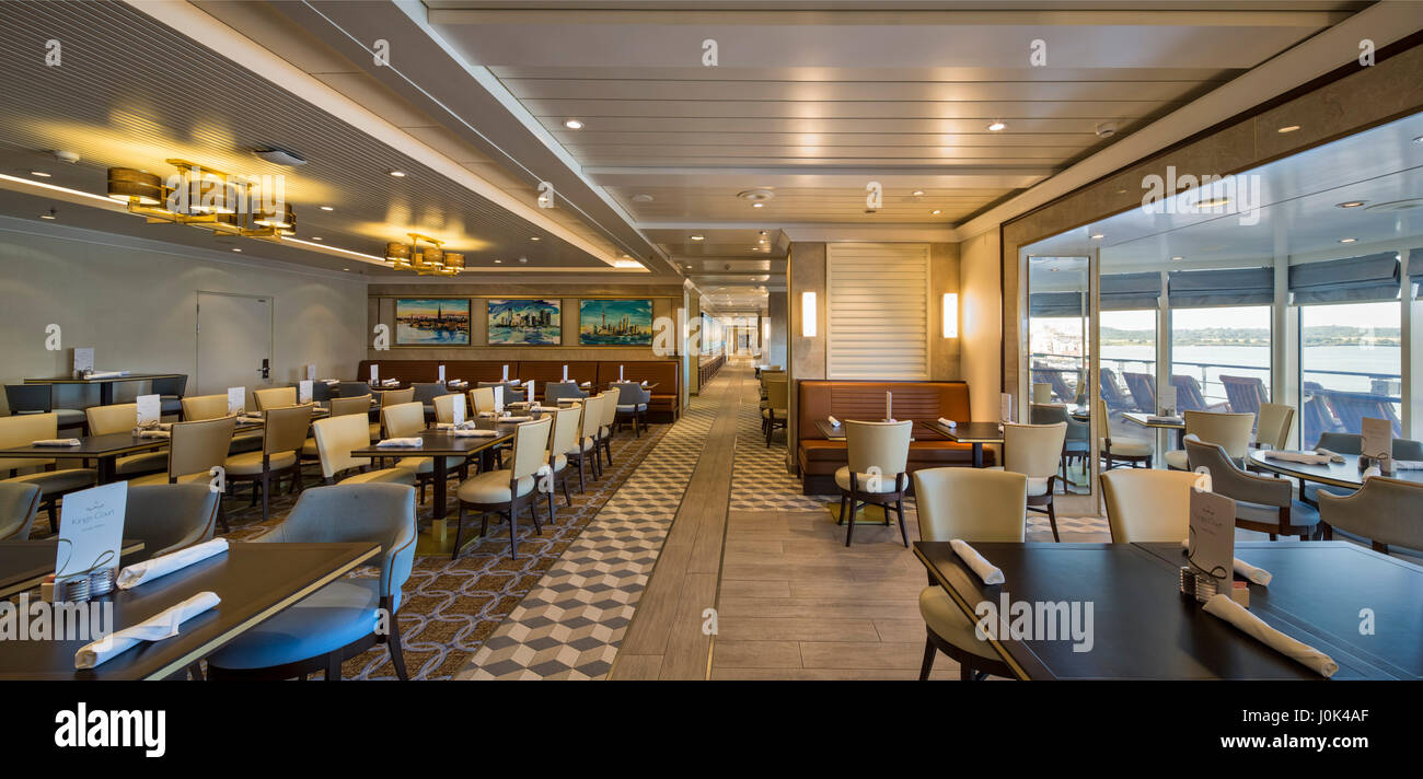 Restaurant - Interieur der Queen Mary 2. Cunard Queen Mary 2 Innenräume, Southampton, Vereinigtes Königreich. Architekt: SMC Design, 2016. Stockfoto