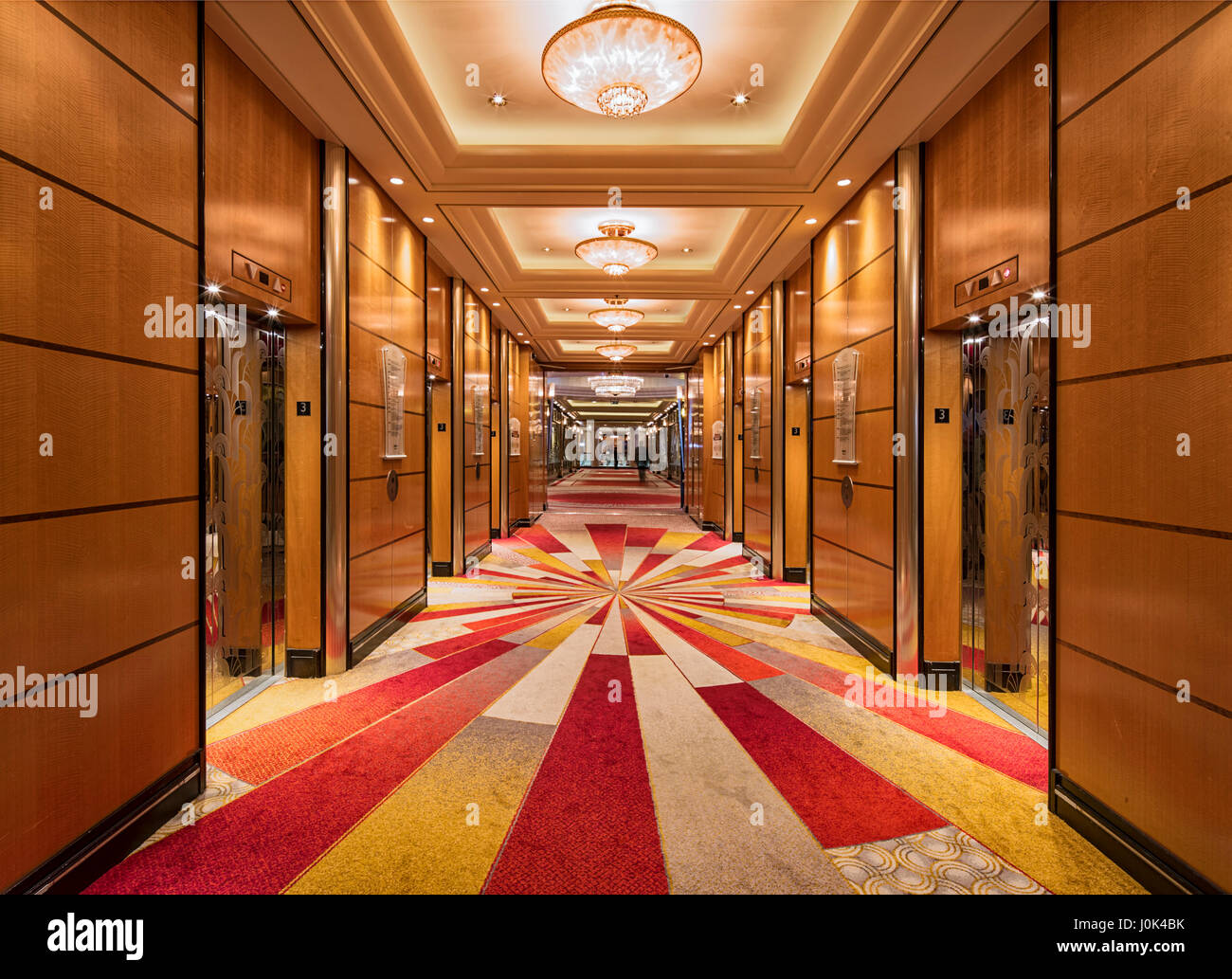 Aufzug Lobby - Innenraum der Queen Mary 2. Cunard Queen Mary 2 Interieur, Southampton, Vereinigtes Königreich. Architekt: SMC Design, 2016. Stockfoto