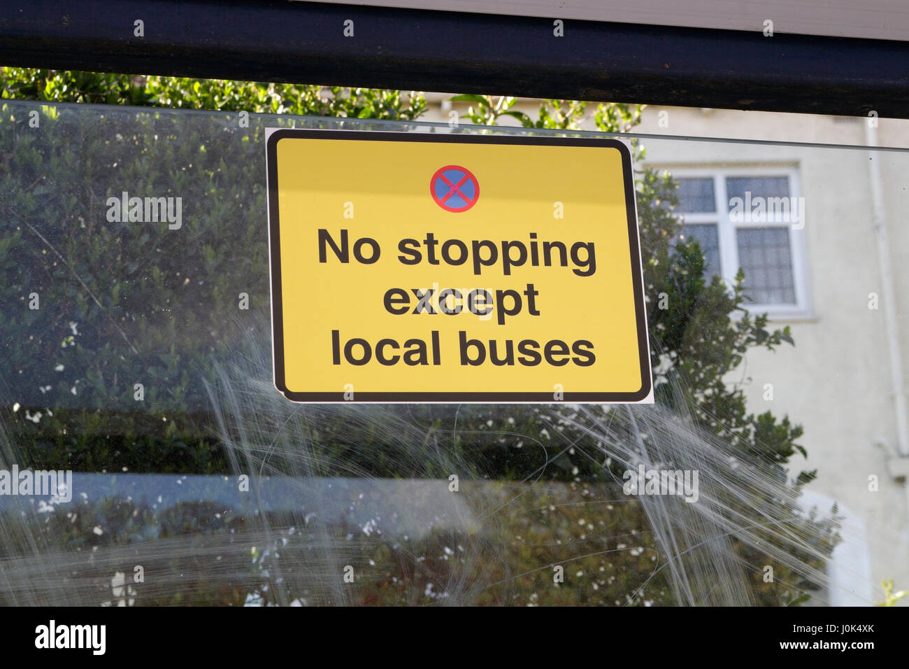 Halteverbot außer Ortsbusse Seufzer auf Wartehalle Stockfoto