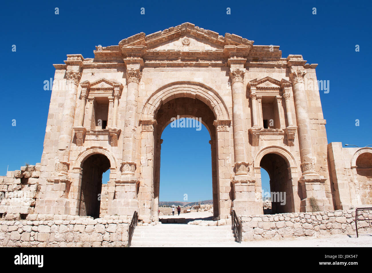 Hadrians Bogen, Triumphbogen, gebaut für den Besuch des Kaisers Hadrian 129 n. Chr. in Jerash, eine der weltweit größten Standorte der römischen Architektur Stockfoto
