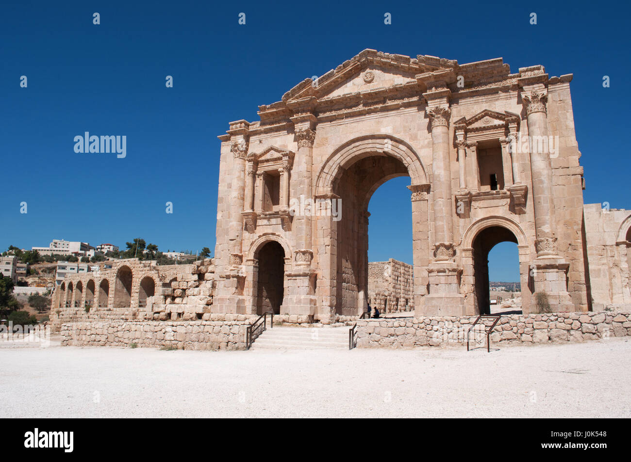 Hadrians Bogen, Triumphbogen, gebaut für den Besuch des Kaisers Hadrian 129 n. Chr. in Jerash, eine der weltweit größten Standorte der römischen Architektur Stockfoto