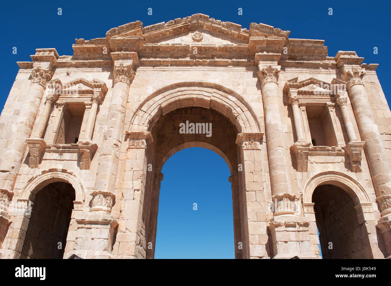 Hadrians Bogen, Triumphbogen, gebaut für den Besuch des Kaisers Hadrian 129 n. Chr. in Jerash, eine der weltweit größten Standorte der römischen Architektur Stockfoto