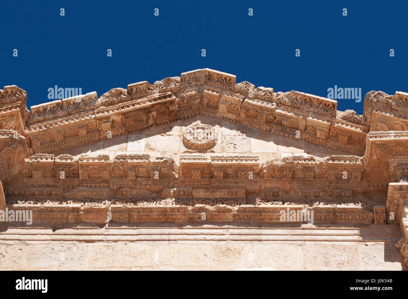 Hadrians Bogen, Triumphbogen, gebaut für den Besuch des Kaisers Hadrian 129 n. Chr. in Jerash, eine der weltweit größten Standorte der römischen Architektur Stockfoto