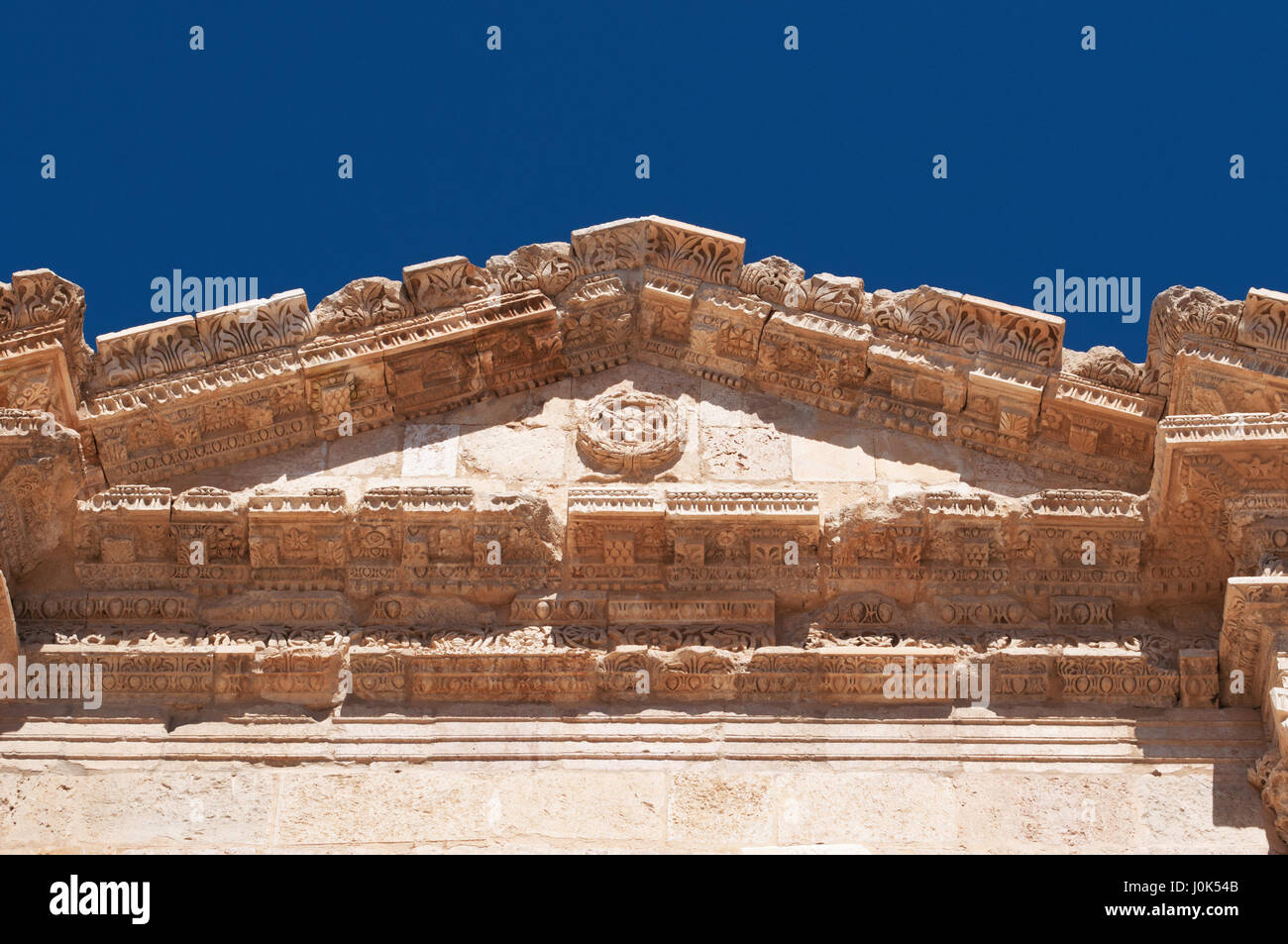 Hadrians Bogen, Triumphbogen, gebaut für den Besuch des Kaisers Hadrian 129 n. Chr. in Jerash, eine der weltweit größten Standorte der römischen Architektur Stockfoto