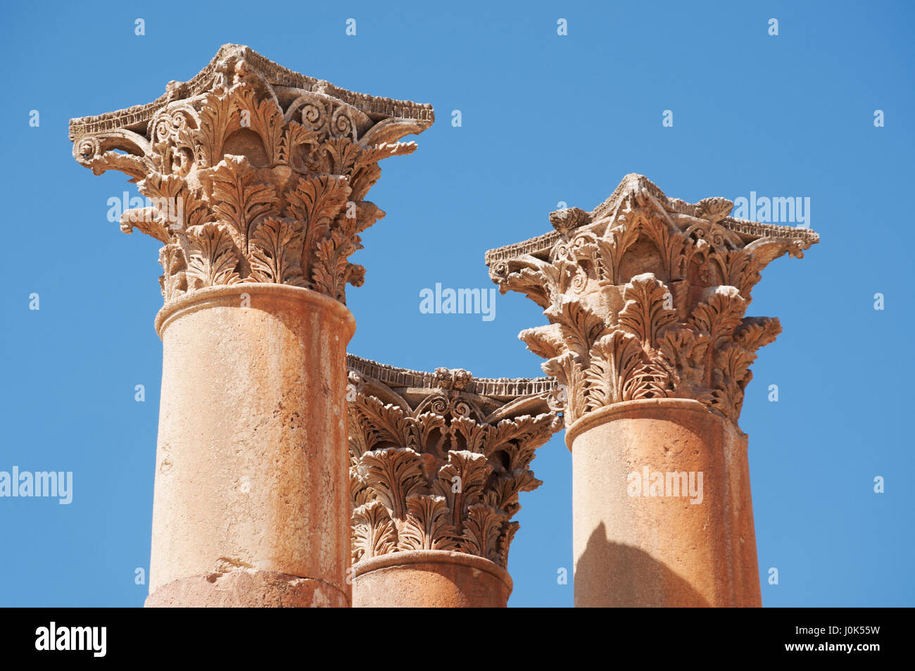 Alten Gerasa: Korinthischen Säulen des Tempels der Artemis, in die archäologische Stadt Jerash, eine der weltweit größten Standorte der römischen Architektur Stockfoto