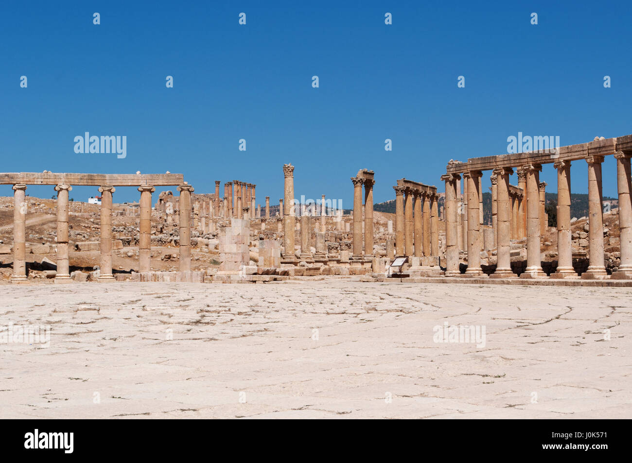 Jerash: Oval Plaza, der Hauptplatz der archäologische Stadt umgeben von einem breiten Bürgersteig und einer Kolonnade des 1. Jahrhunderts ionische Säulen Stockfoto