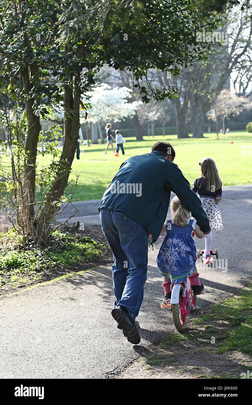 Kind lernen ein Fahrrad zu fahren, Fahrrad ohne Stabilisatoren, Dublin Irland Vater Tochter Konzept Stockfoto