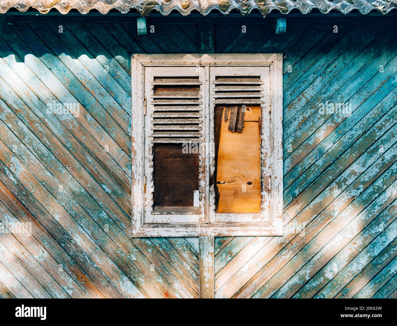 Weißen Fensterläden. Die Fassade der Häuser in Montenegro. Stockfoto