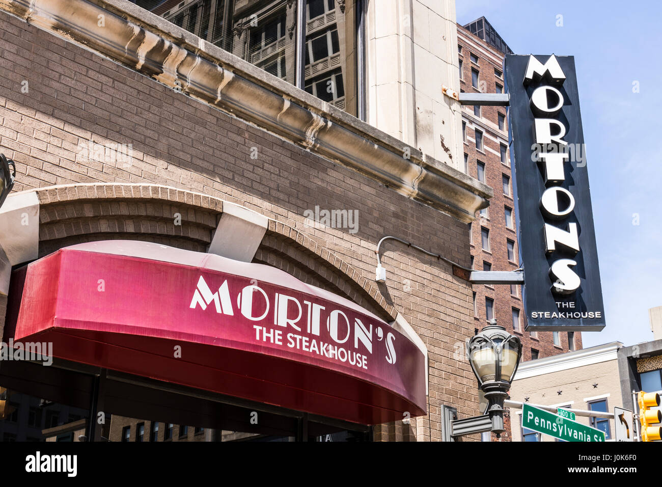 Indianapolis - ca. April 2017: Mortons Steakhouse Innenstadt Restaurant. Mortons ist ein legendäres Steakhouse mit seinen Ursprung in Chicago ich Stockfoto