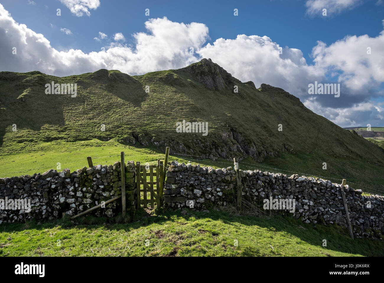 Tor in einer Trockensteinmauer unter Parkhaus Hügel in der Nähe von Buxton im Peak District, Derbyshire. Ein beliebtes Wandergebiet. Stockfoto