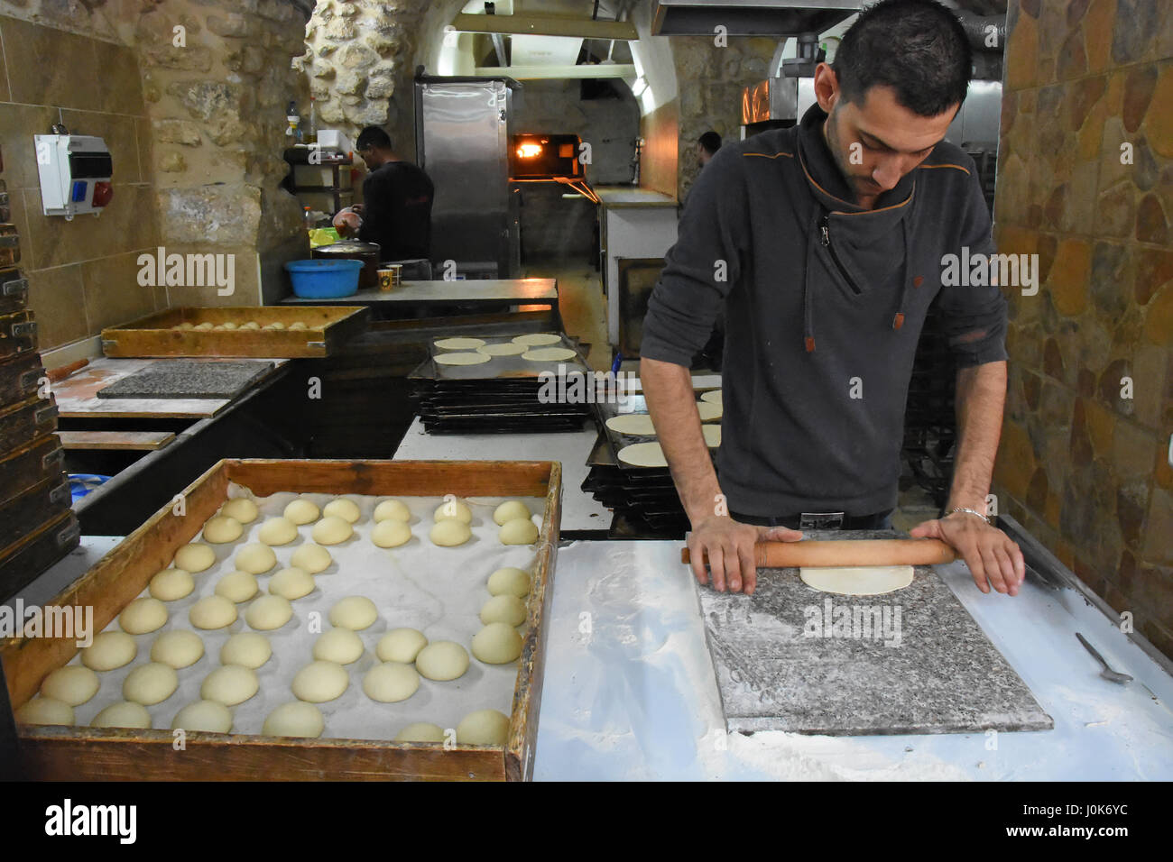 Baker macht Pitta, Jerusalem, Israel Stockfoto