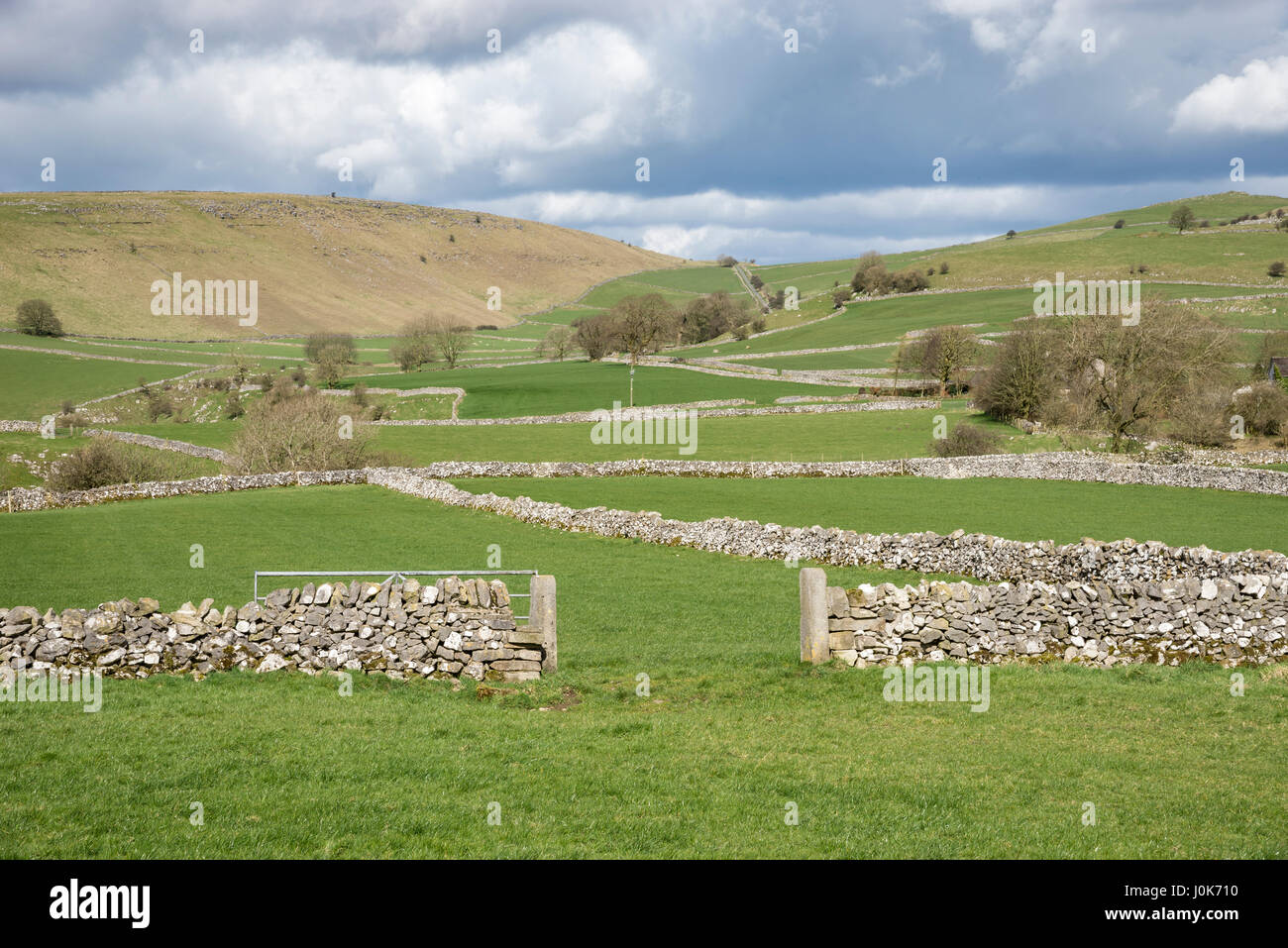 Weiße Spitze Landschaft in der Nähe von Earl Sterndale im Peak District, Debryshire, England. Ein sonniger Frühlingstag in diesem Bereich in der Nähe von Buxton. Stockfoto