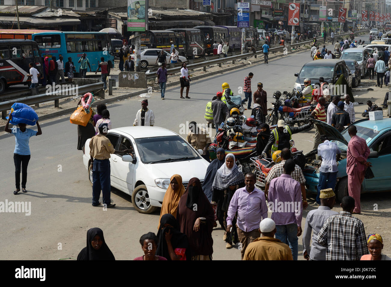 Kenia, Nairobi, Flüchtlinge aus Somalia in vorstädtischen Eastleigh auch genannt Little Mogadischu durch große somalische Bevölkerung, wichtigsten shopping Straße / KENIA, Nairobi, Stadtteil Ost-Leigh der Durch Seinen Hohen Anteil einer Somalischen Fluechtlingen Auch Klein Mogadischu dimmed Wird, Hauptgeschaeftsstrasse Stockfoto