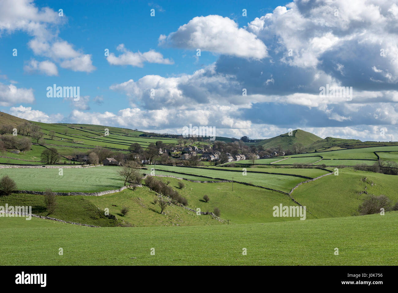 Das Dorf Earl Sterndale in der Nähe von Buxton, Derbyshire, England. Einem sonnigen Frühlingstag im Bereich White Peak des Peak District. Stockfoto