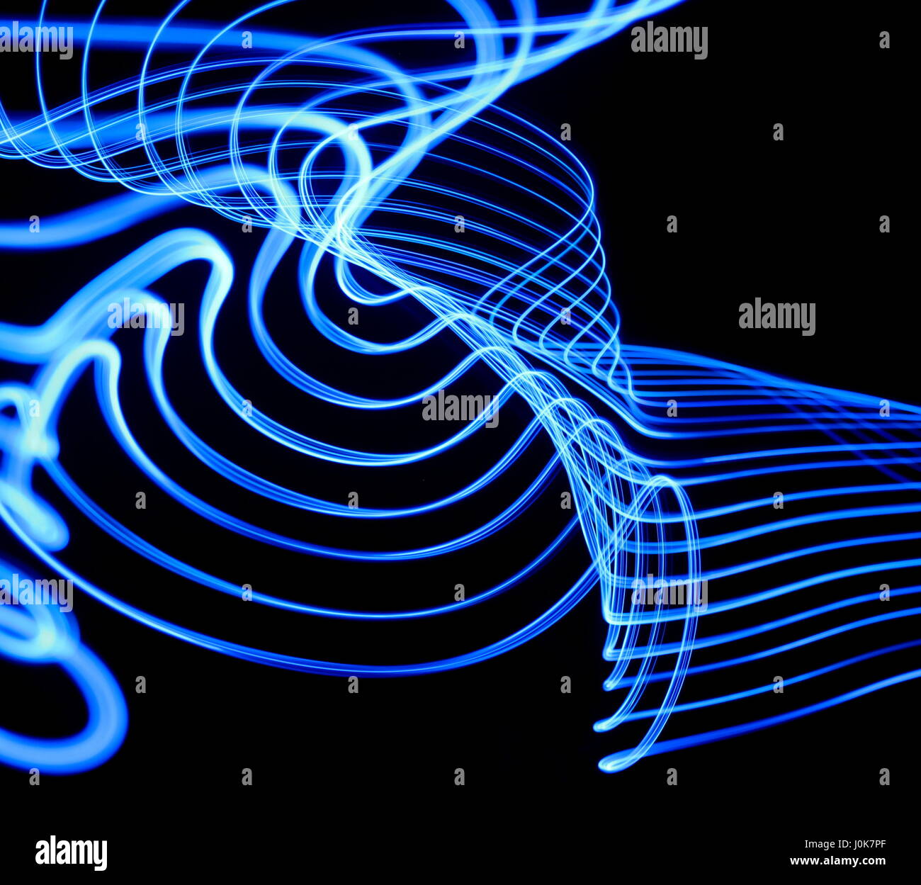Blaues Licht Malerei Fotografie, Electric Blue Farbe, pulsierende Wellen und Bewegung auf einem schwarzen Hintergrund. Abstrakte Fotos mit langer Belichtungszeit. Stockfoto