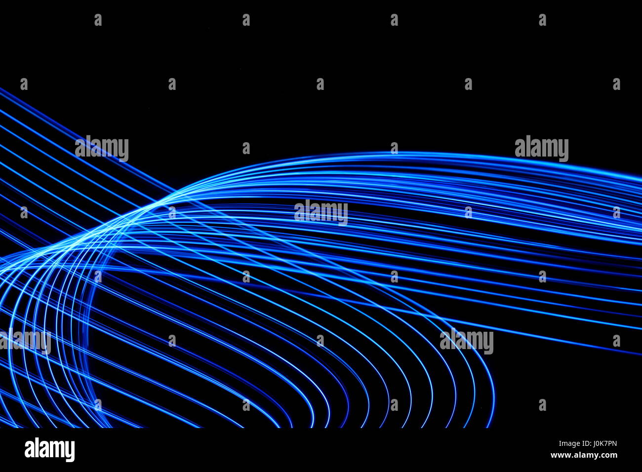 Blaues Licht Malerei Fotografie, Electric Blue Farbe, pulsierende Wellen und Bewegung auf einem schwarzen Hintergrund. Abstrakte Fotos mit langer Belichtungszeit. Stockfoto