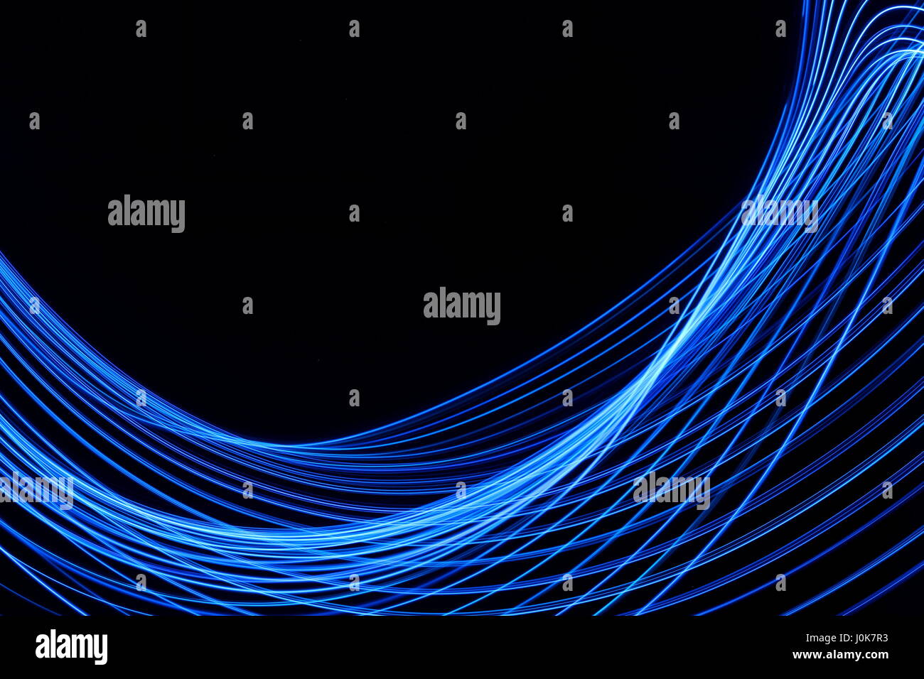 Blaues Licht Malerei Fotografie, Electric Blue Farbe, pulsierende Wellen und Bewegung auf einem schwarzen Hintergrund. Abstrakte Fotos mit langer Belichtungszeit. Stockfoto