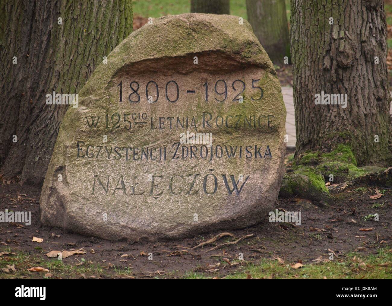 Alten gesteinigt Denkmal mit der Inschrift in Nałęczów, Polen Stockfoto