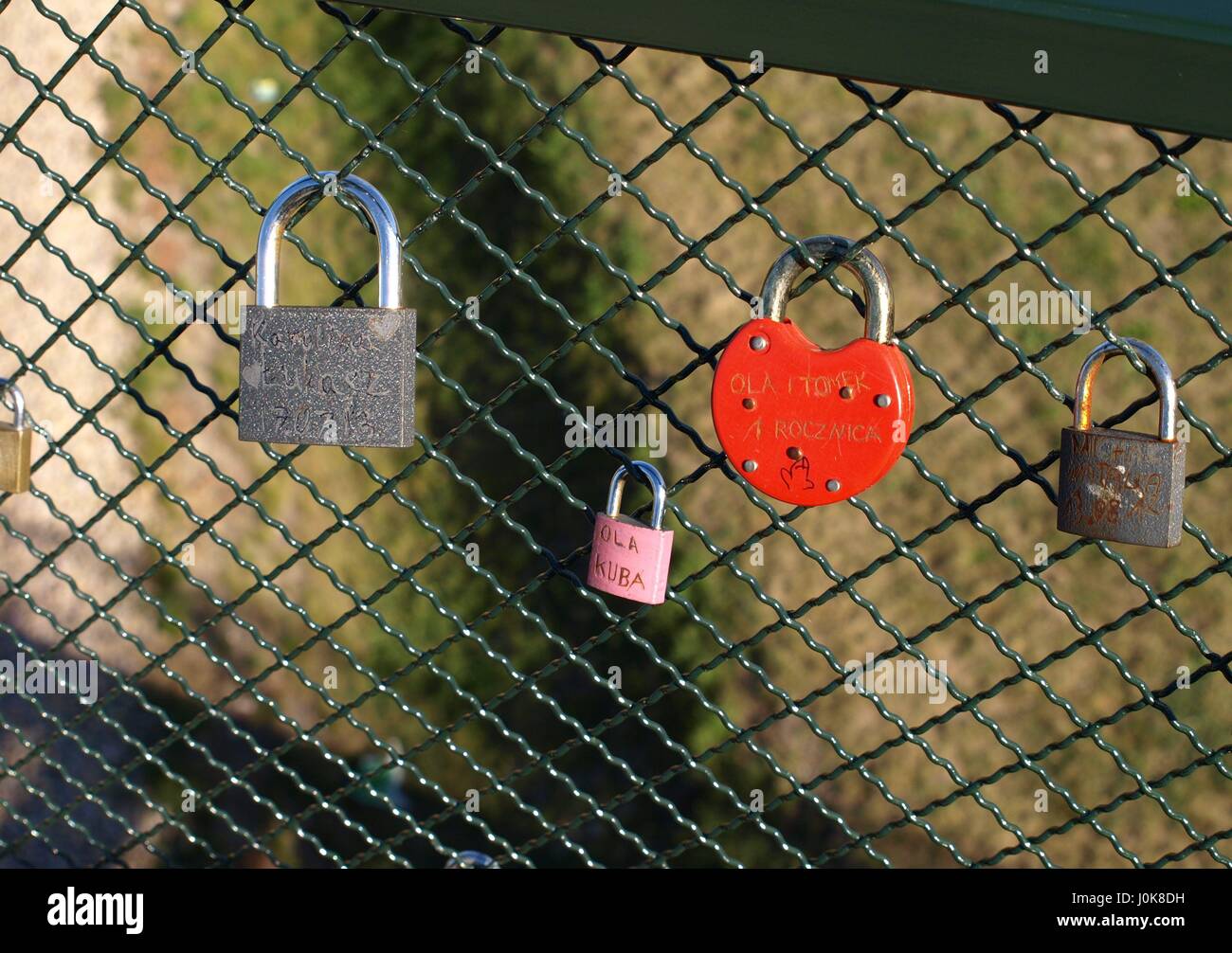 Eine Menge geschlossenes Vorhängeschloss in einer Pederestrian Brücke in Zamosc. Vorhängeschloss wurden gesperrt, für Liebhaber als Zeichen ihrer Liebe. Brücke in Zamosc, Polen Stockfoto