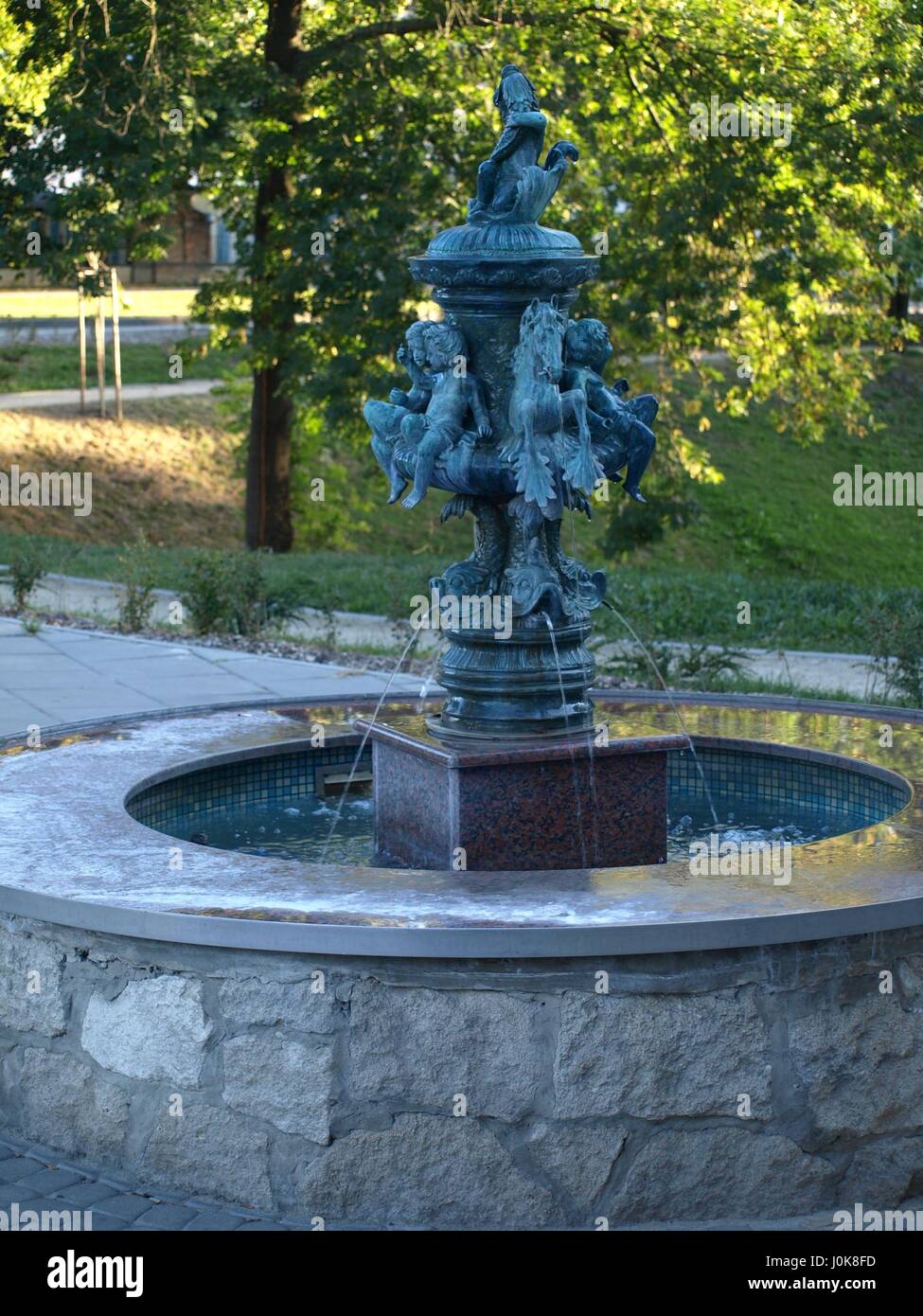 Dekorative Brunnen mit Skulpturen in alten Stadtstraße in Zamosc, Polen Stockfoto