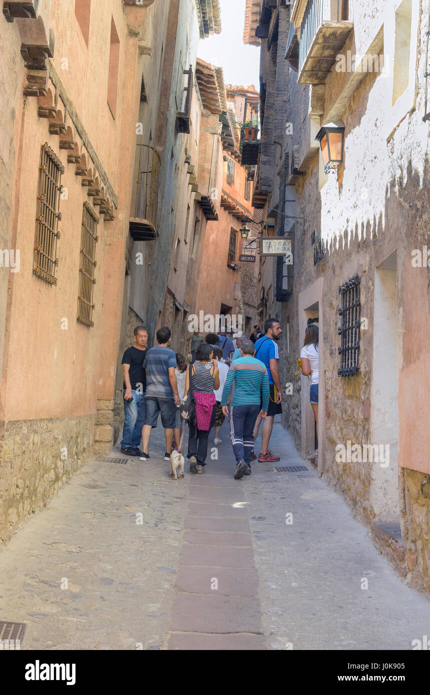 Stadt von Albarracin, verstanden als spanisches Nationaldenkmal in Teruel (Spanien). Menschen zu Fuß durch die Azagra Straße. Sommer. Ländlicher Urlaub. Aragon Stockfoto